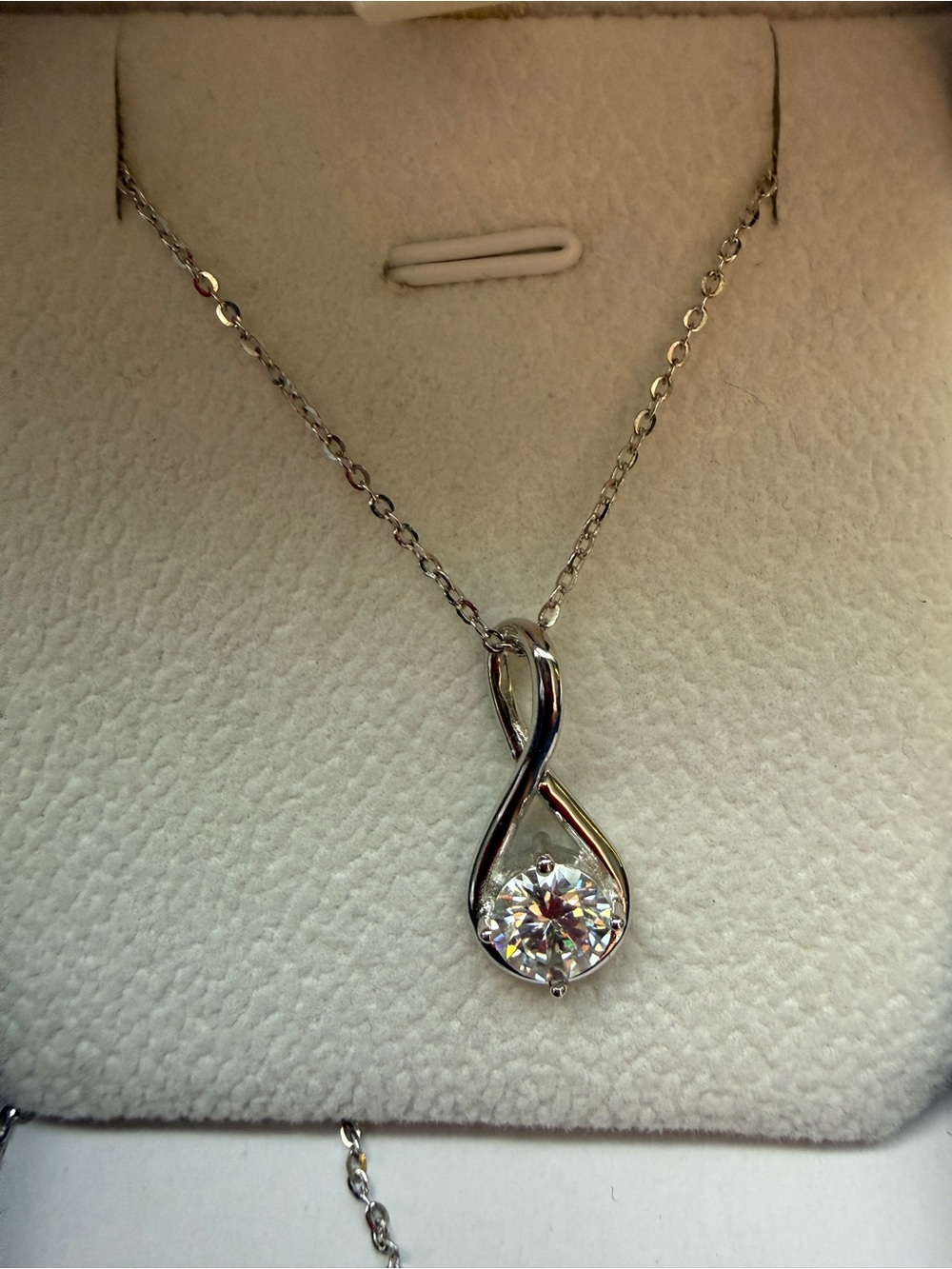 Women’s 1ct white gold plated moissanite necklace